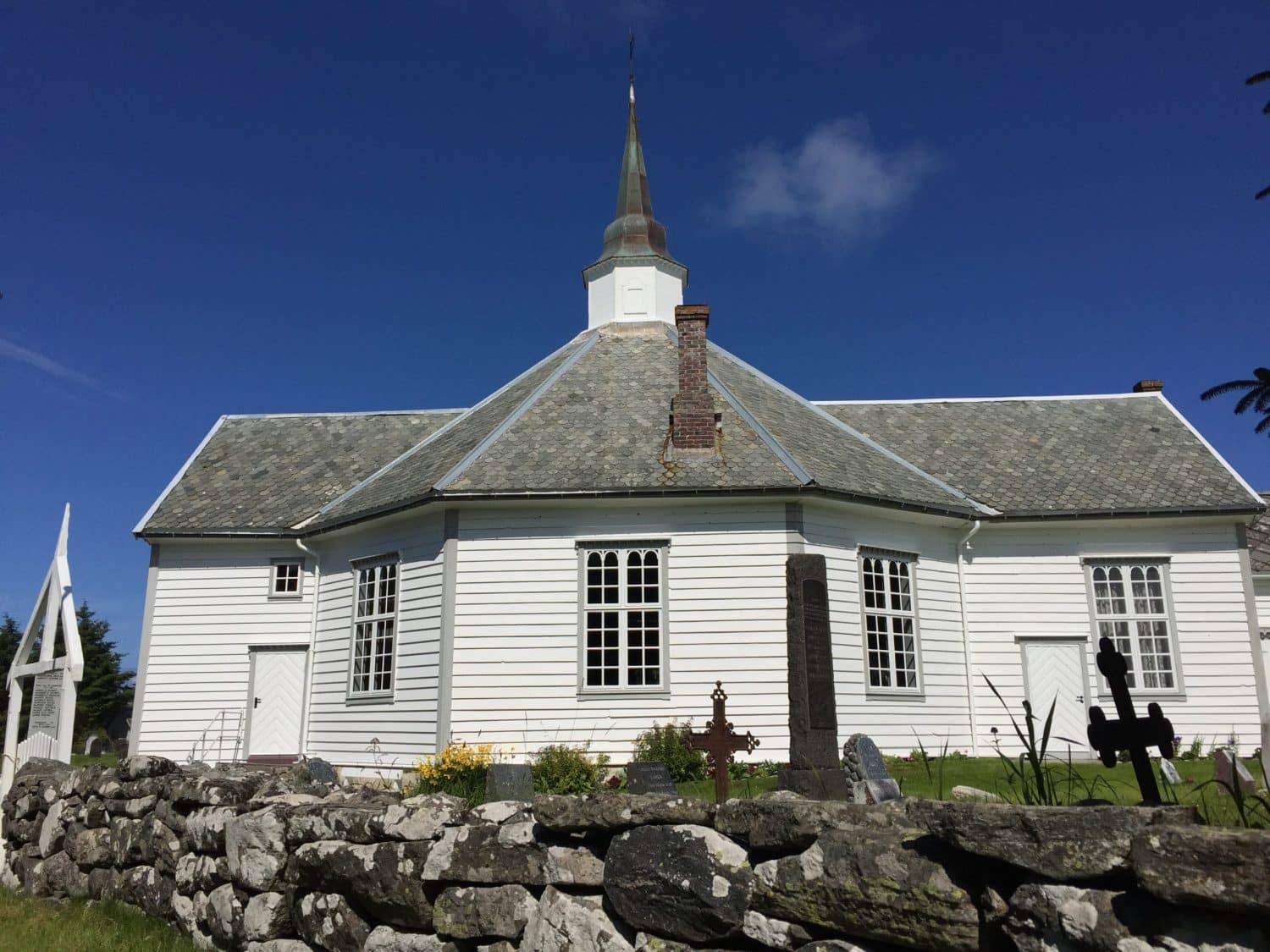 Sandøy kyrkje eksteriør